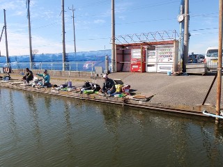 入り口の前です